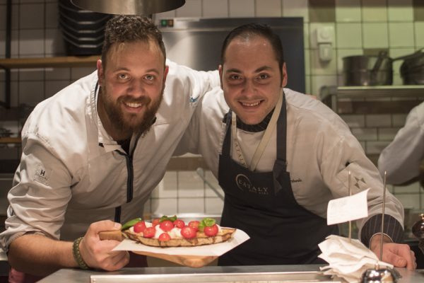 Alex Sallustio ( l. ) EATALY Munich Schrannenhalle / Foto: ISARBLOG.de