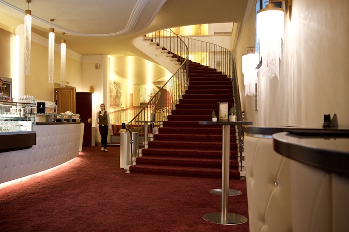 Das Foyer im Gloria Filmpalast am Stachus | Foto: ISARBLOG