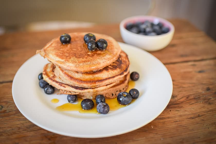 Fluffige Banana Pancakes zuckerfrei mit Heidelbeeren
