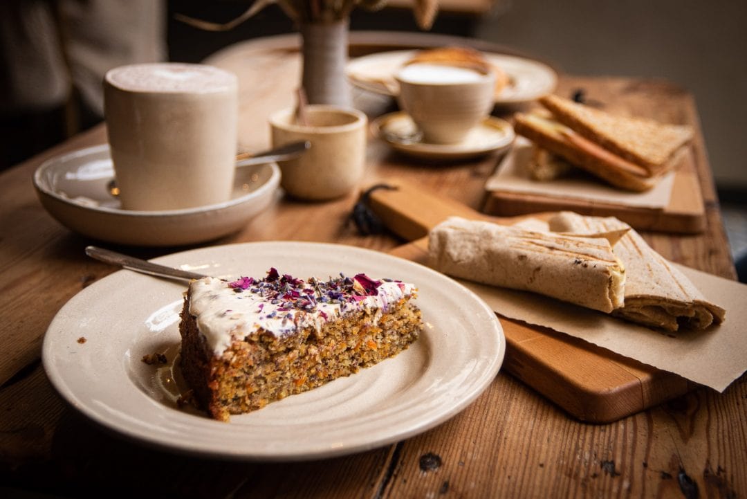 Kuchen und Toasts im Cafe Henry hat Hunger | Foto: ISARBLOG