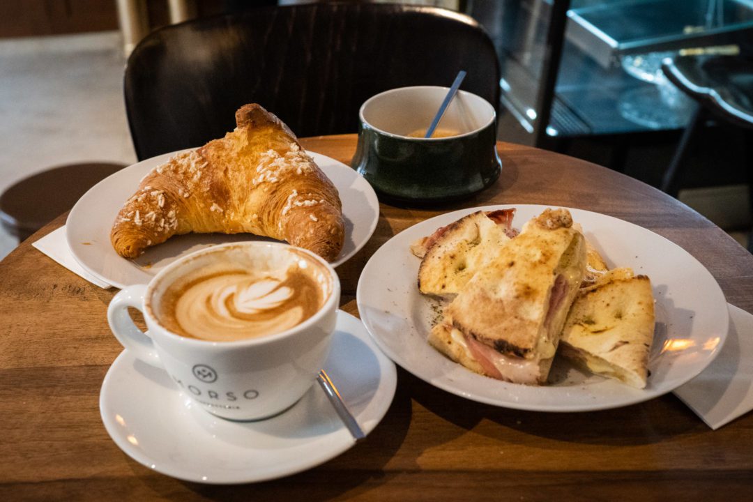 Cappuchino, Cornetto con Crema & Toast Rustico im Cafe Morso Haidhausen | Foto: ISARBLOG