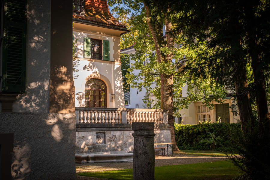 Teile besondere Momente, Erinnerungen oder Lieblingsplätze bei #MeinBogenhausen und werde Teil der Ausstellung der Monacensia