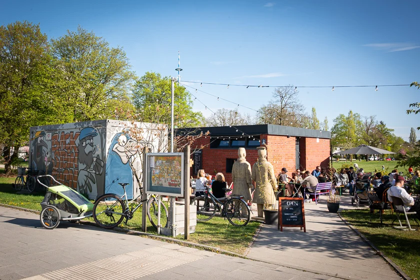 Aus dem Café Steinchen in Laim wird das Café Backsteinchen in Sendling. Laura und Alexa Steinke eröffnen am Luise-Kiesselbach-Platz neu – mit Kuchen, Kiosk und Dachterrasse. Ein erster Besuch.