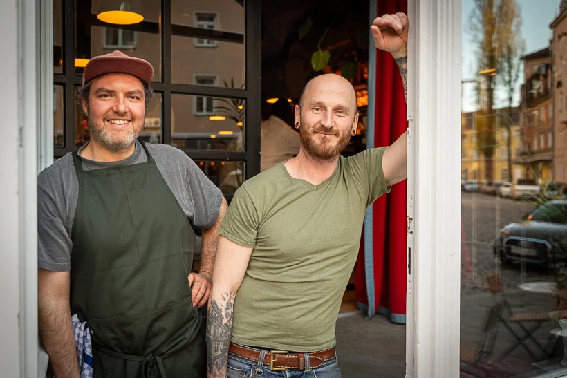 Max Schwarz und Alexander Hahn vor dem Franzi | Foto: ISARBLOG