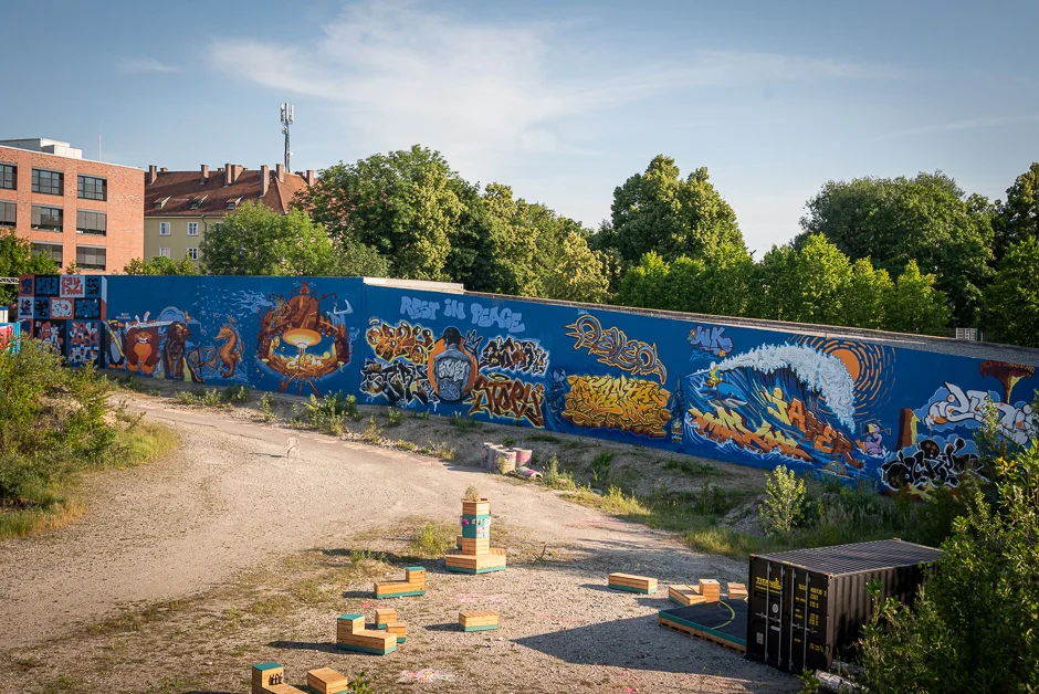 Die fertig bemalte Hall of Fame THE PIT an der Ganghoferstraße im Münchner Westend